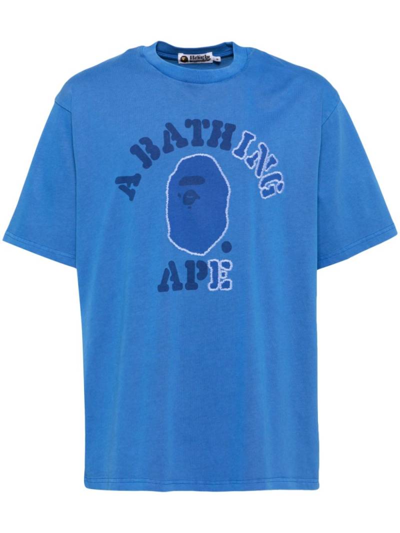 A BATHING APE® garment-dye college T-shirt - Blue von A BATHING APE®