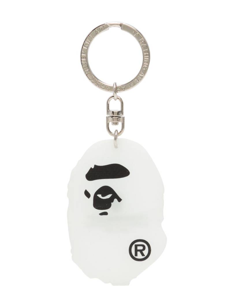 A BATHING APE® glow-in-the-dark ape head keychain - White von A BATHING APE®