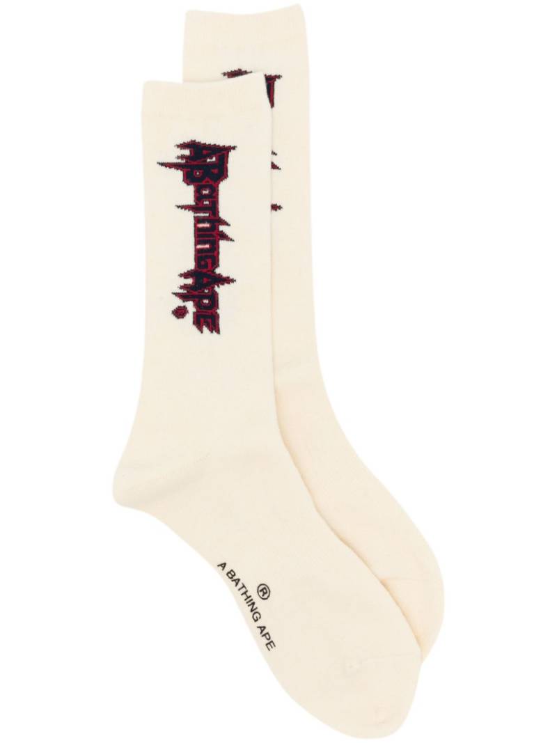 A BATHING APE® multi logo long socks - White von A BATHING APE®