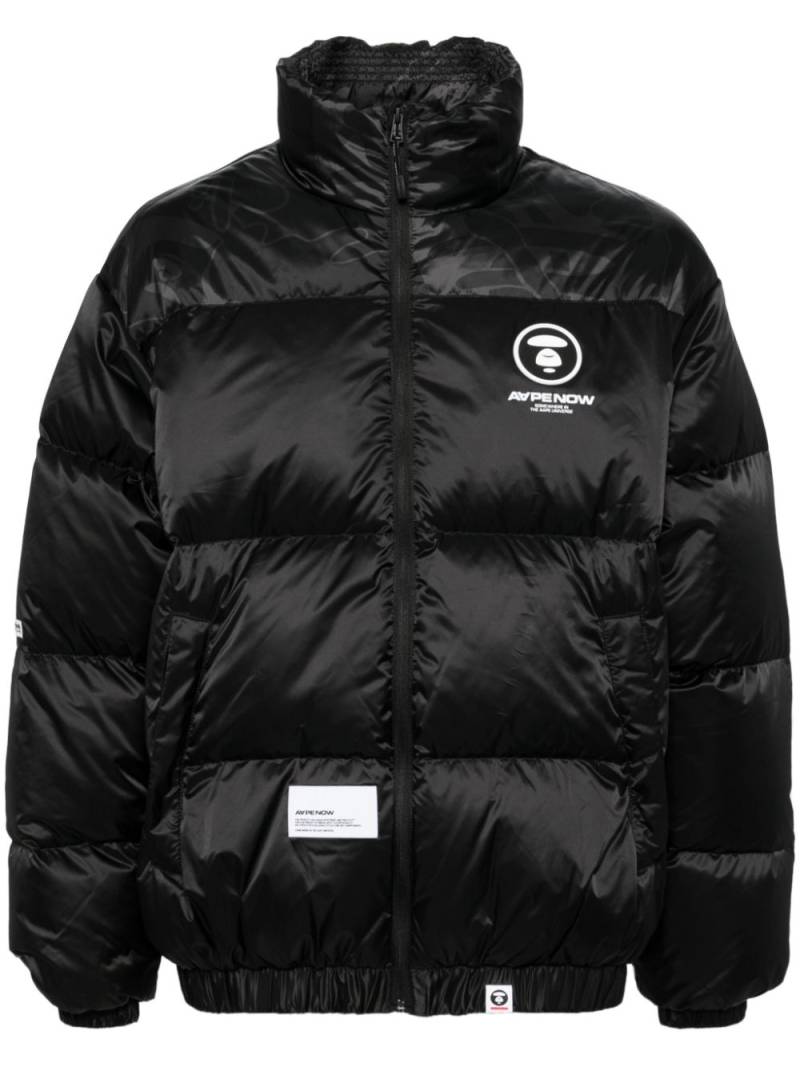 AAPE BY *A BATHING APE® Moonfasce logo down jacket - Black von AAPE BY *A BATHING APE®