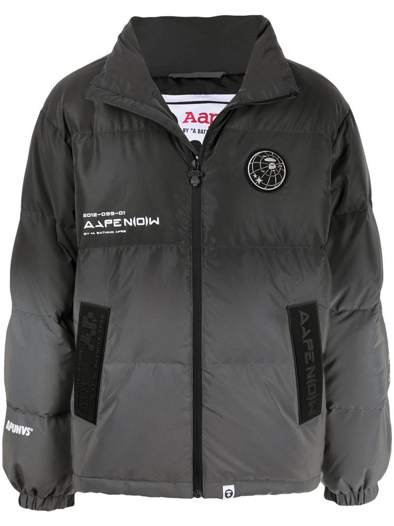 AAPE BY *A BATHING APE® graphic-print high-neck padded jacket - Black von AAPE BY *A BATHING APE®