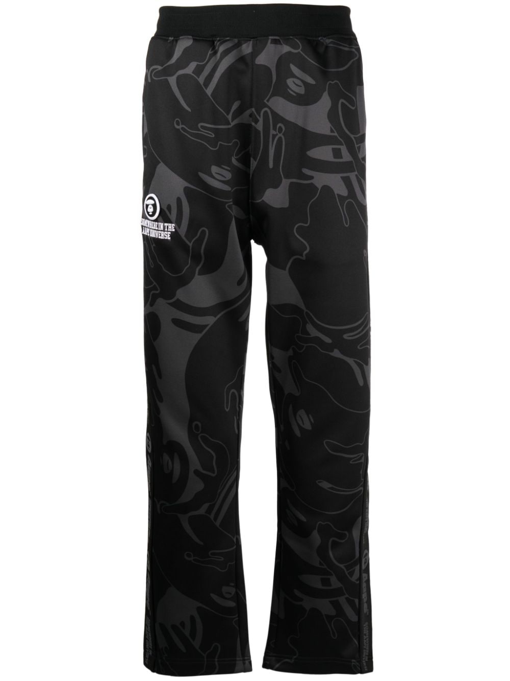 AAPE BY *A BATHING APE® graphic-print logo-patch trousers - Black von AAPE BY *A BATHING APE®