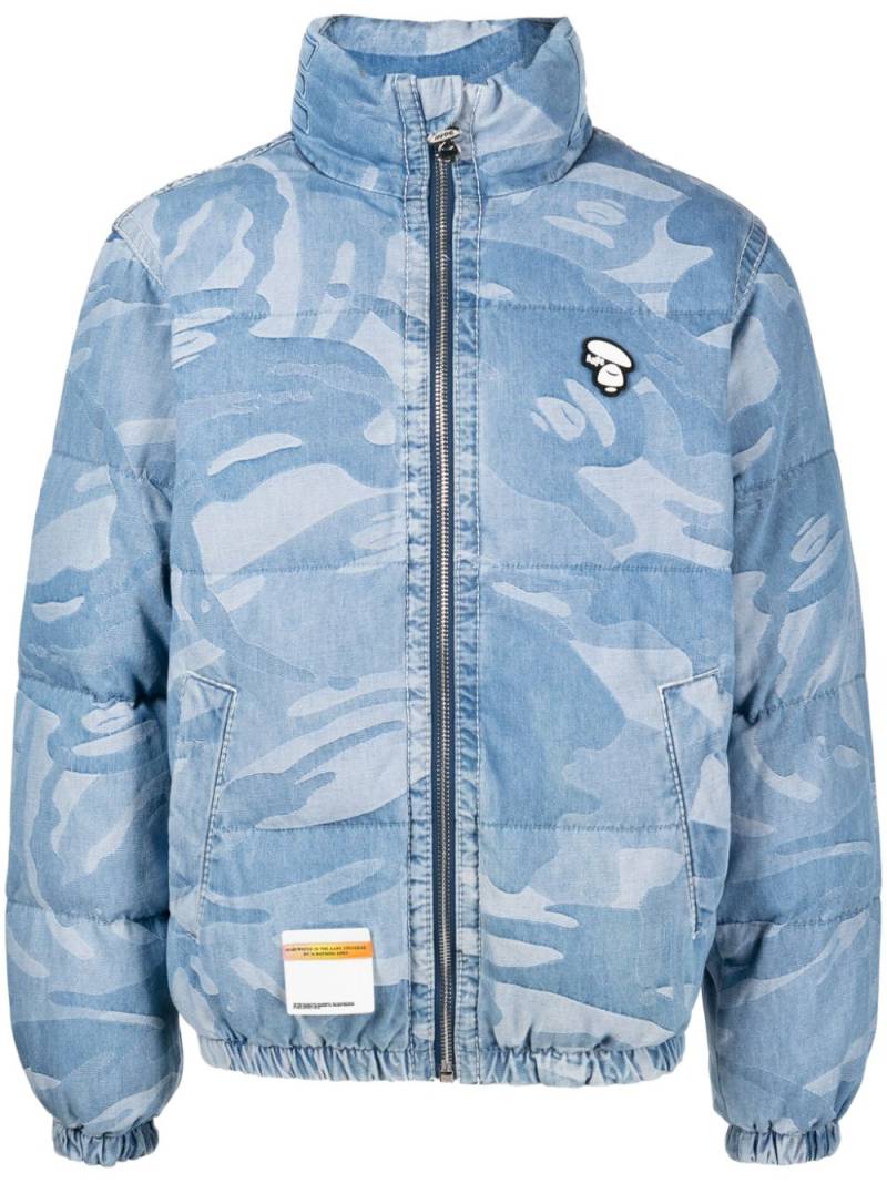 AAPE BY *A BATHING APE® logo-patch camouflage-pattern down jacket - Blue von AAPE BY *A BATHING APE®