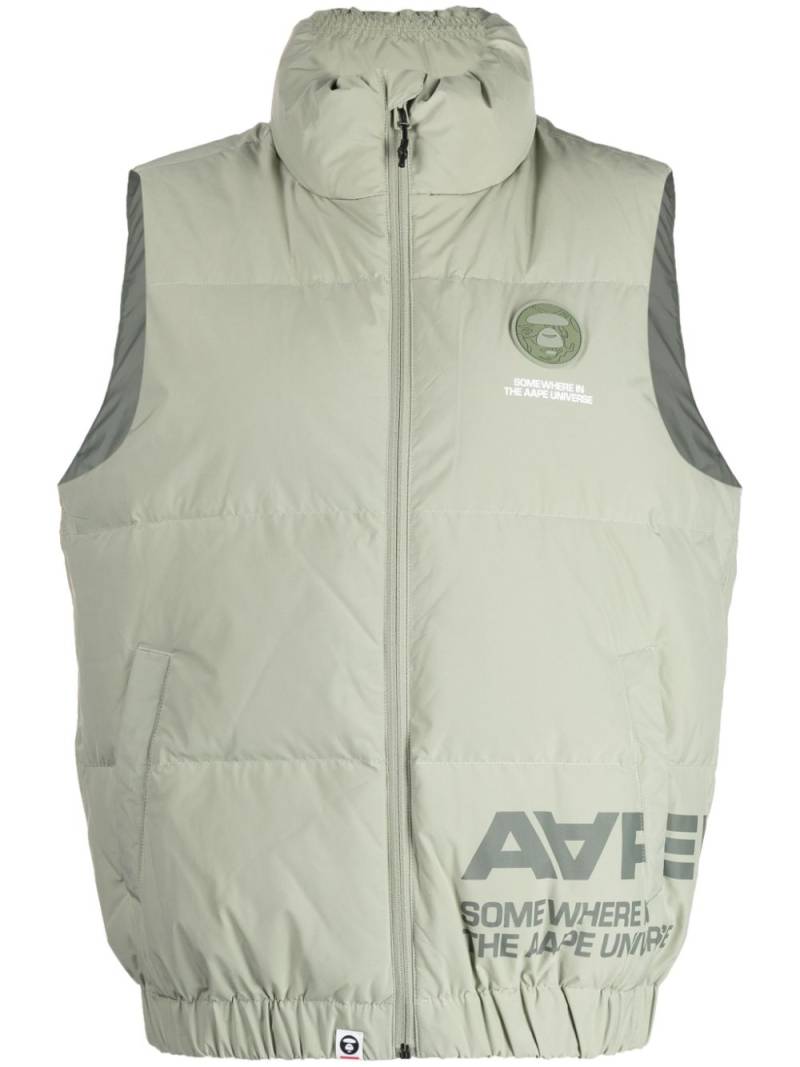 AAPE BY *A BATHING APE® logo-patch padded gilet - Green von AAPE BY *A BATHING APE®