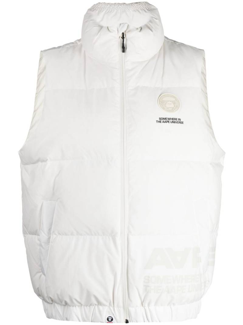 AAPE BY *A BATHING APE® logo-patch puffer gilet - White von AAPE BY *A BATHING APE®