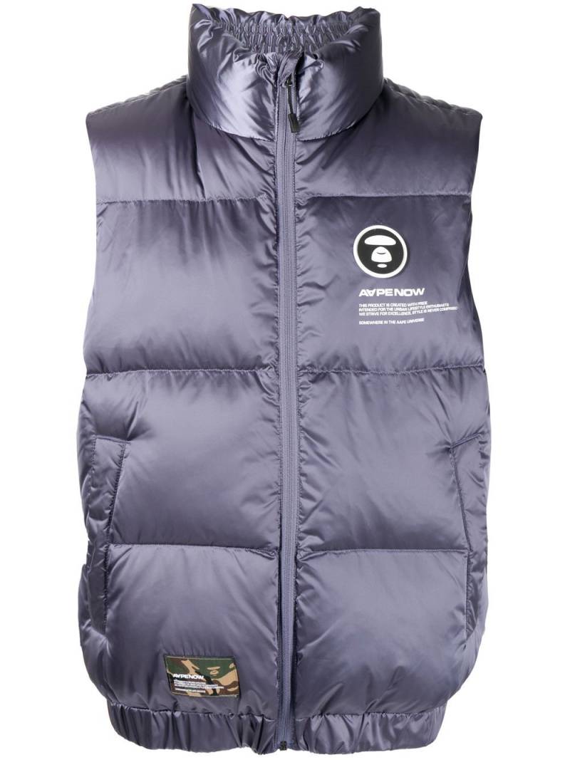 AAPE BY *A BATHING APE® logo-patch satin down gilet - Blue von AAPE BY *A BATHING APE®