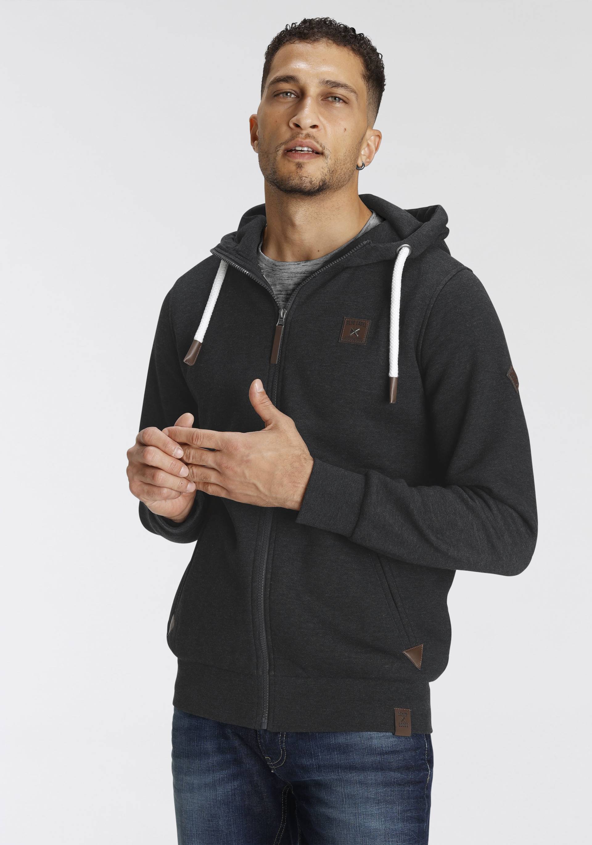 AJC Kapuzensweatjacke, mit Lederappltikationen an den Eingriffstaschen AJC Kapuzensweatjacke, mit Lederappltikationen an den Eingriffstaschen von AJC