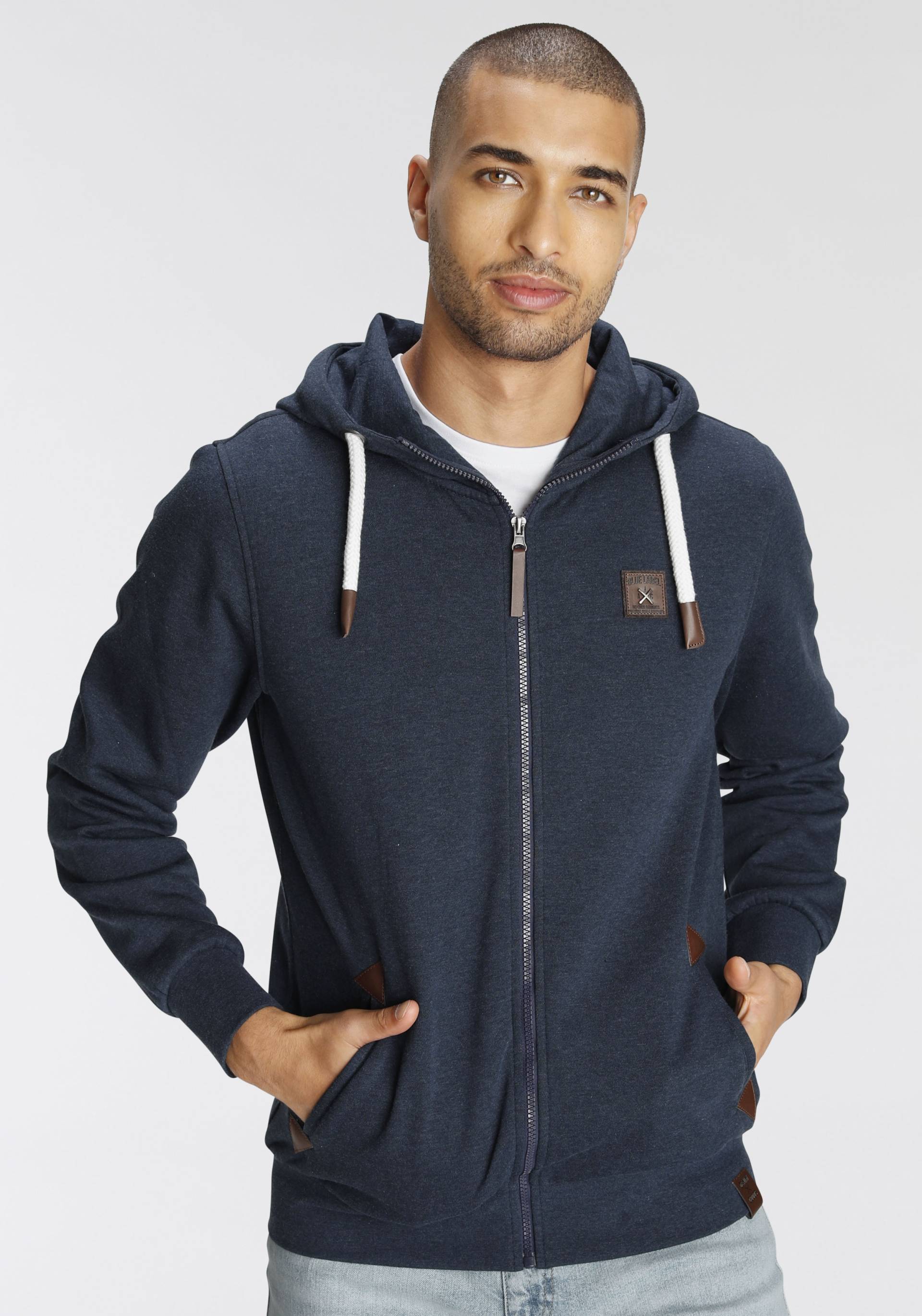 AJC Kapuzensweatjacke, mit Lederappltikationen an den Eingriffstaschen AJC Kapuzensweatjacke, mit Lederappltikationen an den Eingriffstaschen von AJC