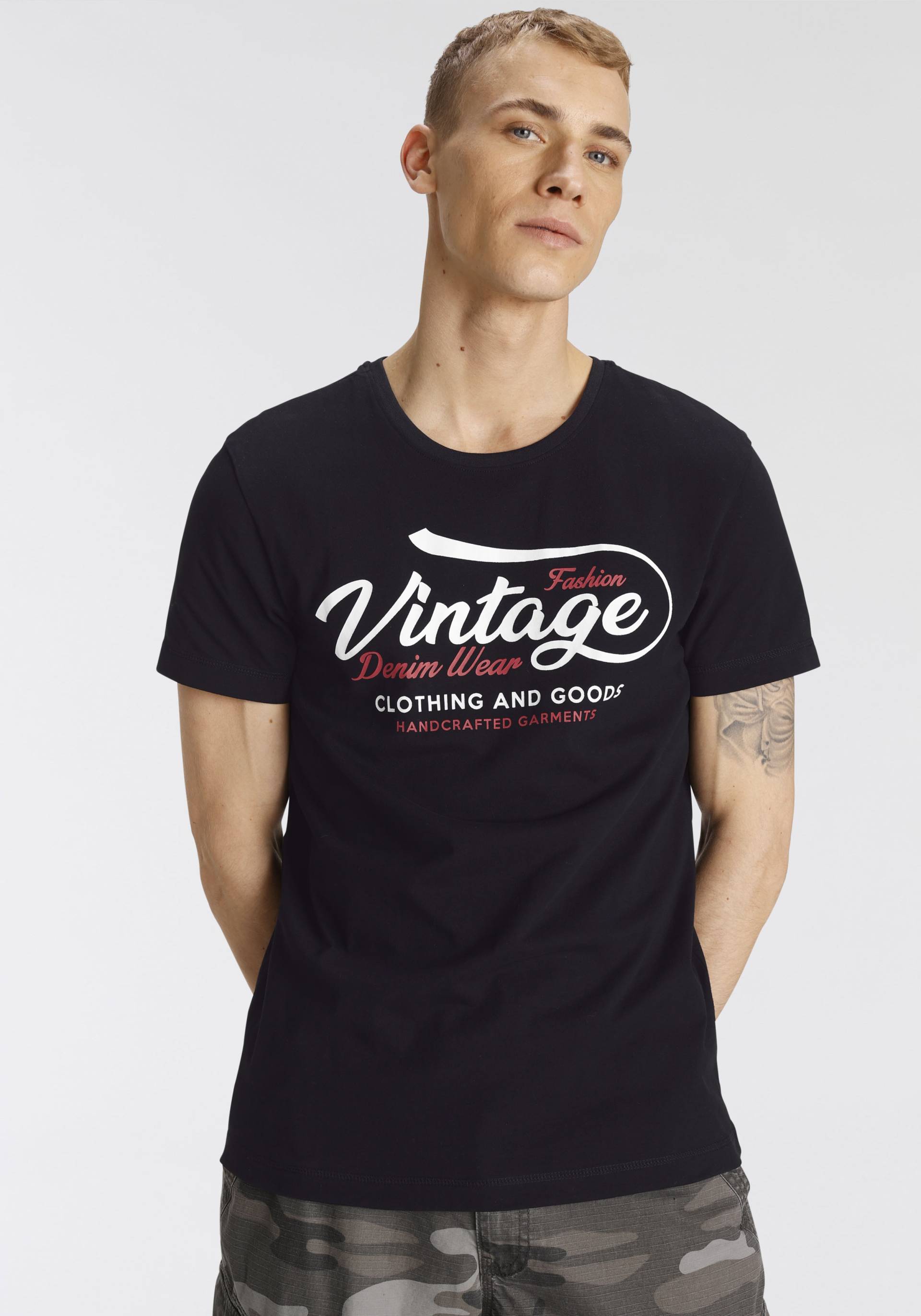 AJC T-Shirt, kurzärmelig, schmal geschnitten, mit stylischem Druck AJC T-Shirt, kurzärmelig, schmal geschnitten, mit stylischem Druck von AJC
