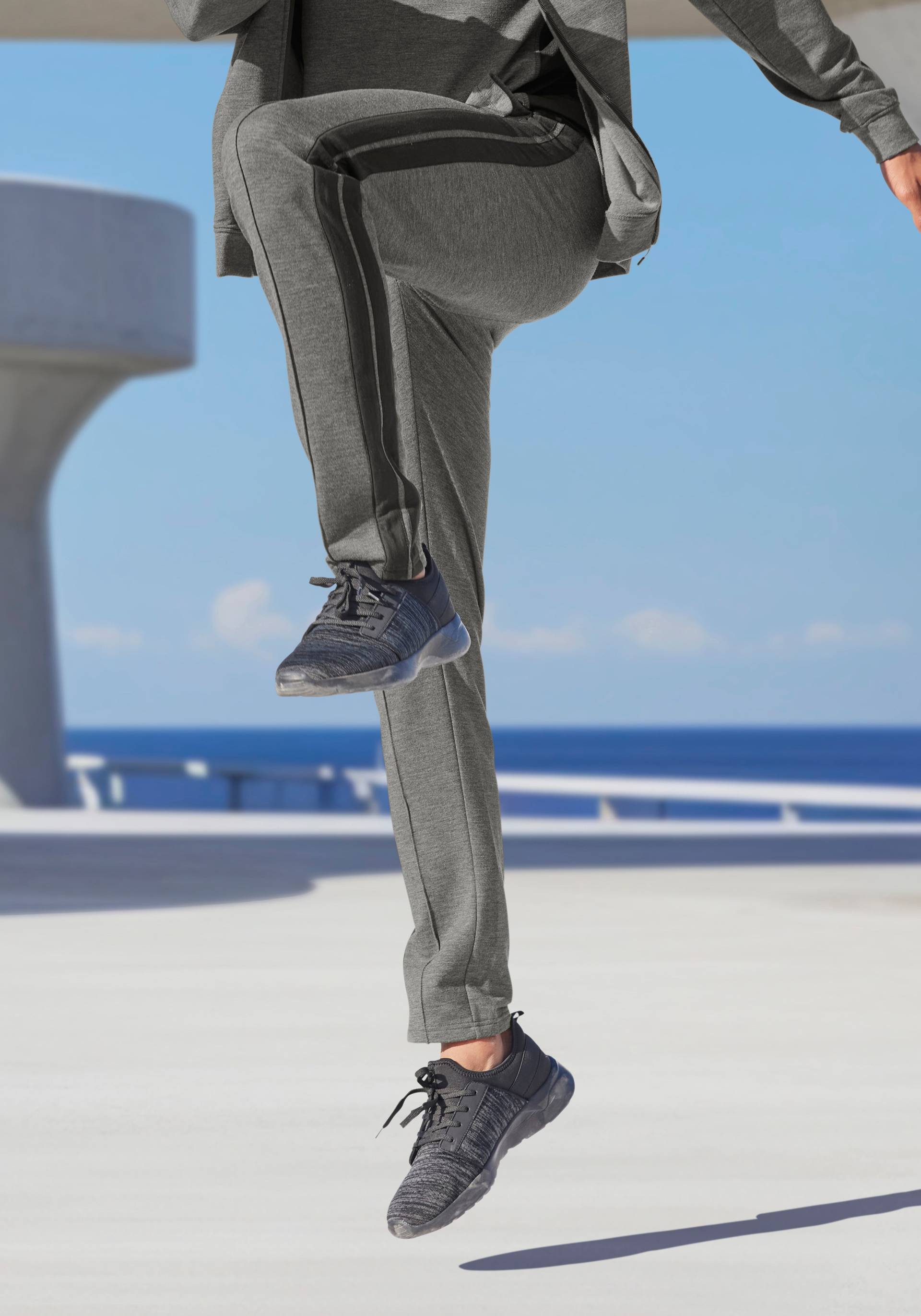 AUTHENTIC LE JOGGER Jogginghose, mit seitlichen Streifen AUTHENTIC LE JOGGER Jogginghose, mit seitlichen Streifen von AUTHENTIC LE JOGGER