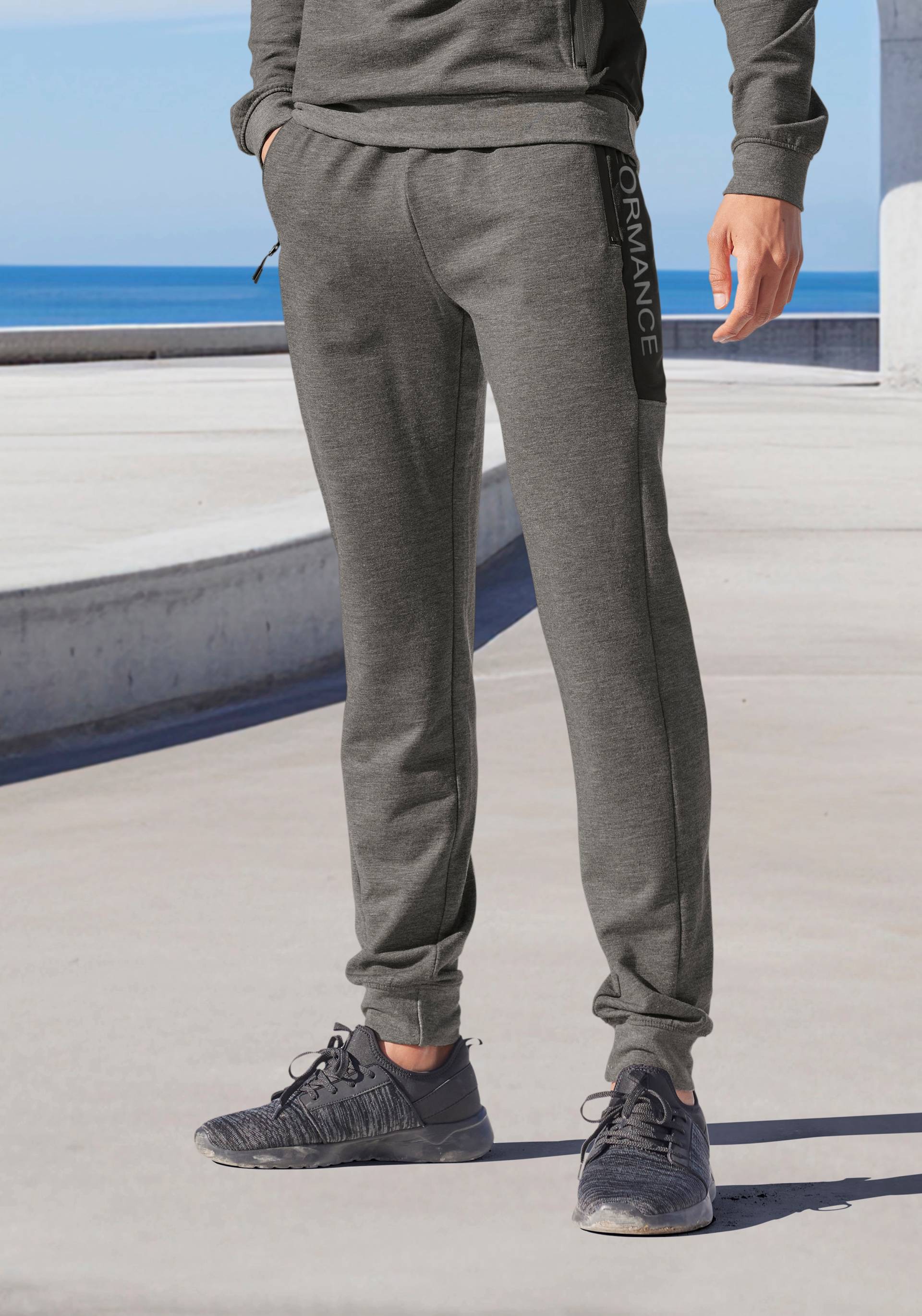 AUTHENTIC LE JOGGER Jogginghose, mit Reissverschlusstaschen und Mesheinsätzen AUTHENTIC LE JOGGER Jogginghose, mit Reissverschlusstaschen und Mesheinsätzen von AUTHENTIC LE JOGGER