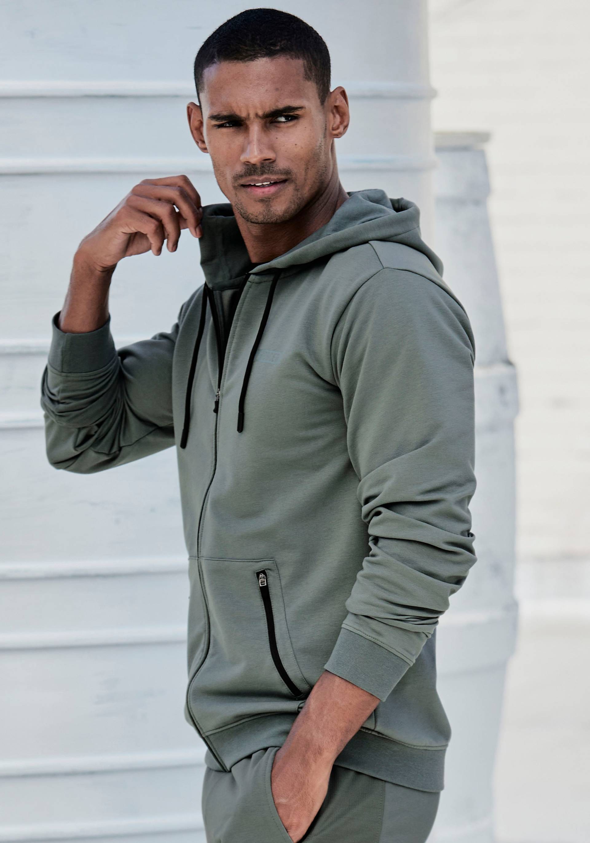 le jogger® Kapuzensweatjacke, mit seitlichen Reissverschlusstaschen le jogger® Kapuzensweatjacke, mit seitlichen Reissverschlusstaschen von le jogger®