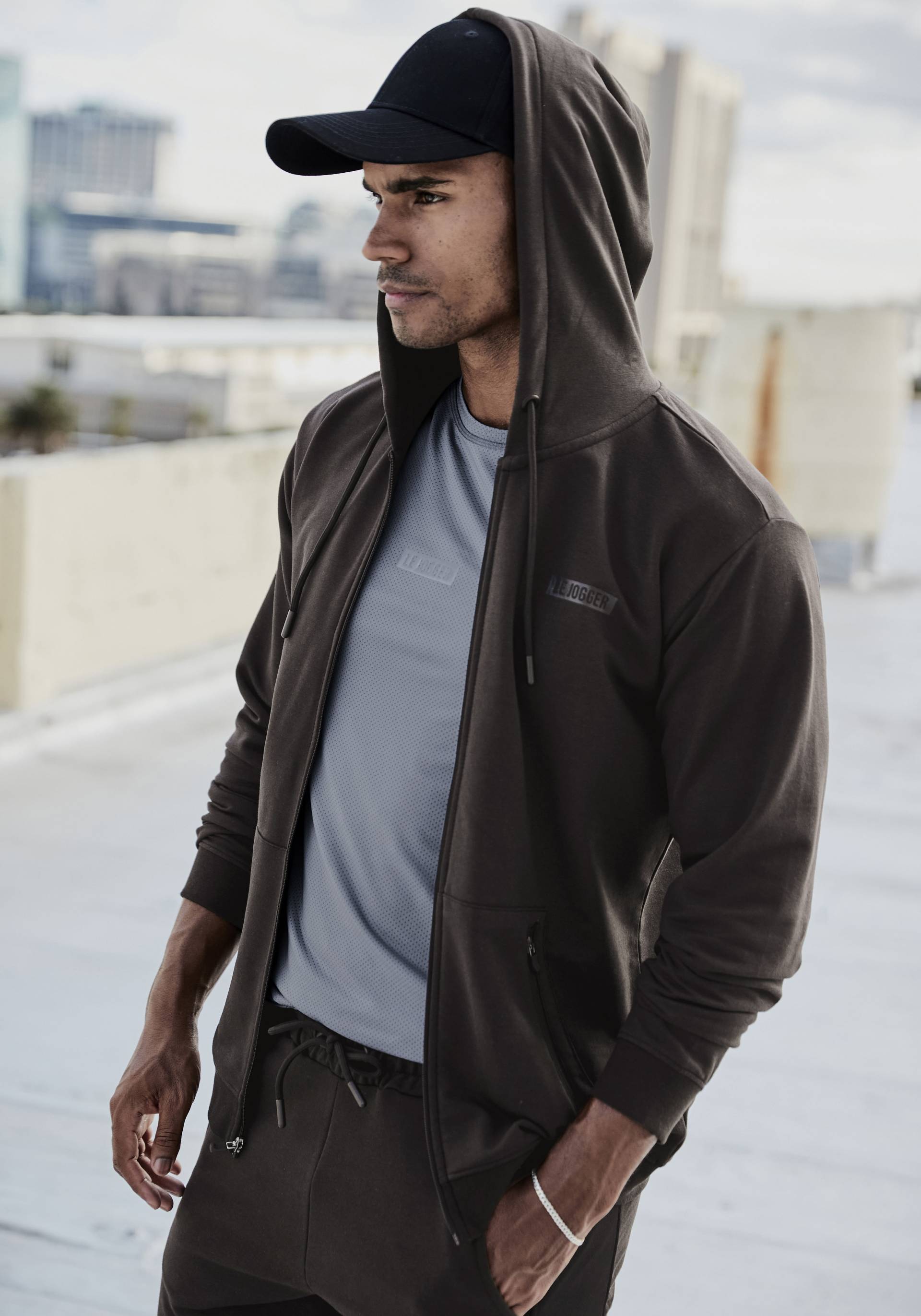 le jogger® Kapuzensweatjacke, mit seitlichen Reissverschlusstaschen le jogger® Kapuzensweatjacke, mit seitlichen Reissverschlusstaschen von le jogger®