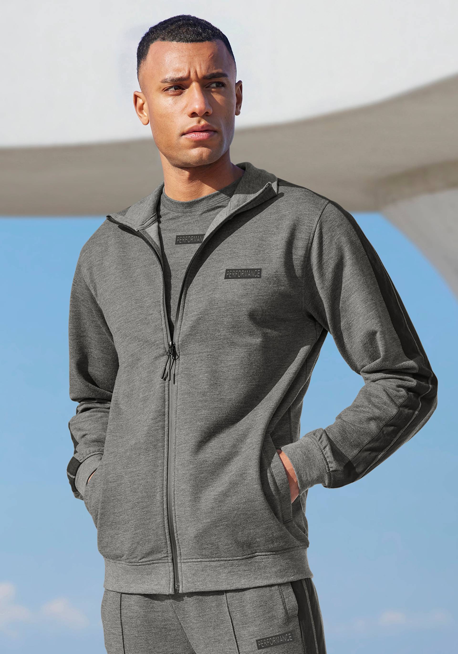 AUTHENTIC LE JOGGER Sweatjacke, mit seitlichen Streifen und Taschen von AUTHENTIC LE JOGGER