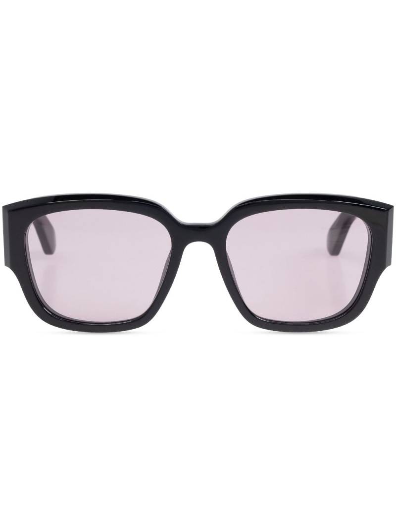 Alexander McQueen Eyewear engraved-logo arm sunglasses - Black von Alexander McQueen Eyewear