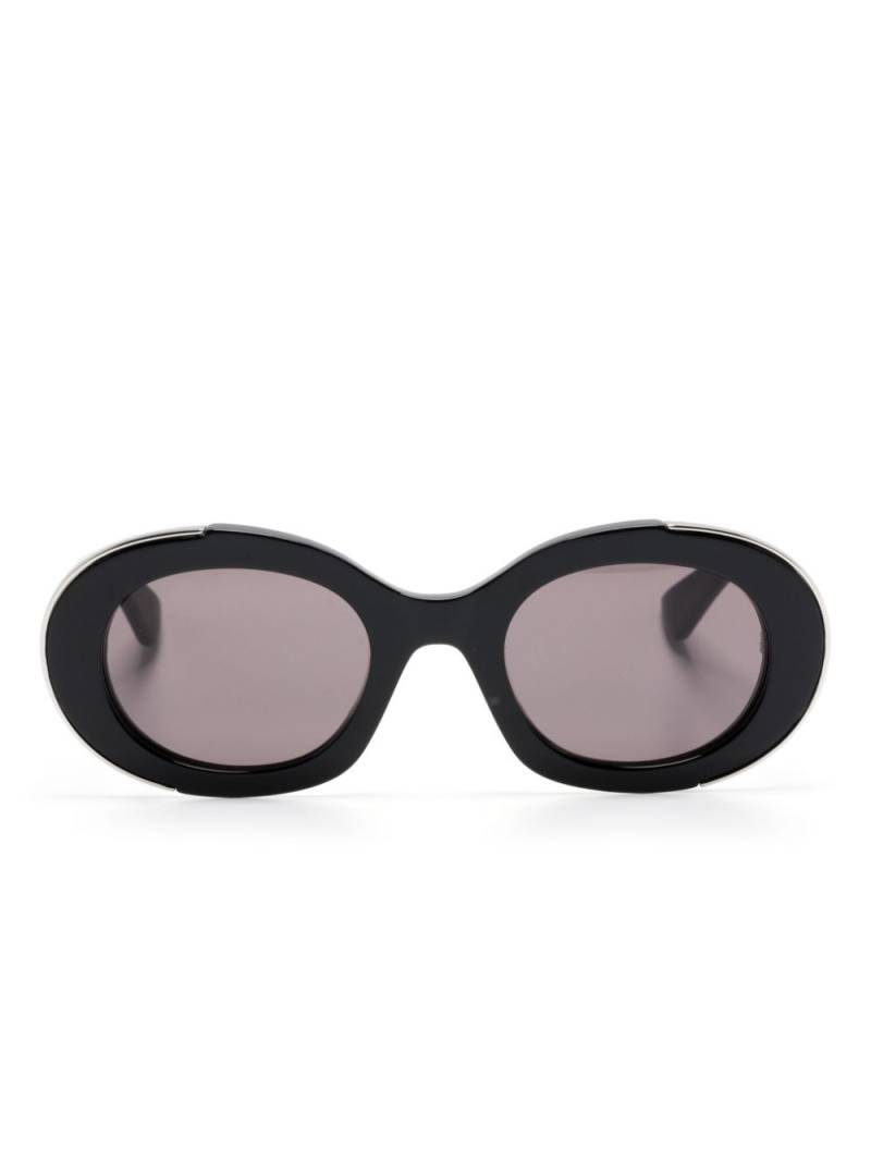 Alexander McQueen Eyewear logo-engraved oval-frame sunglasses - Black von Alexander McQueen Eyewear