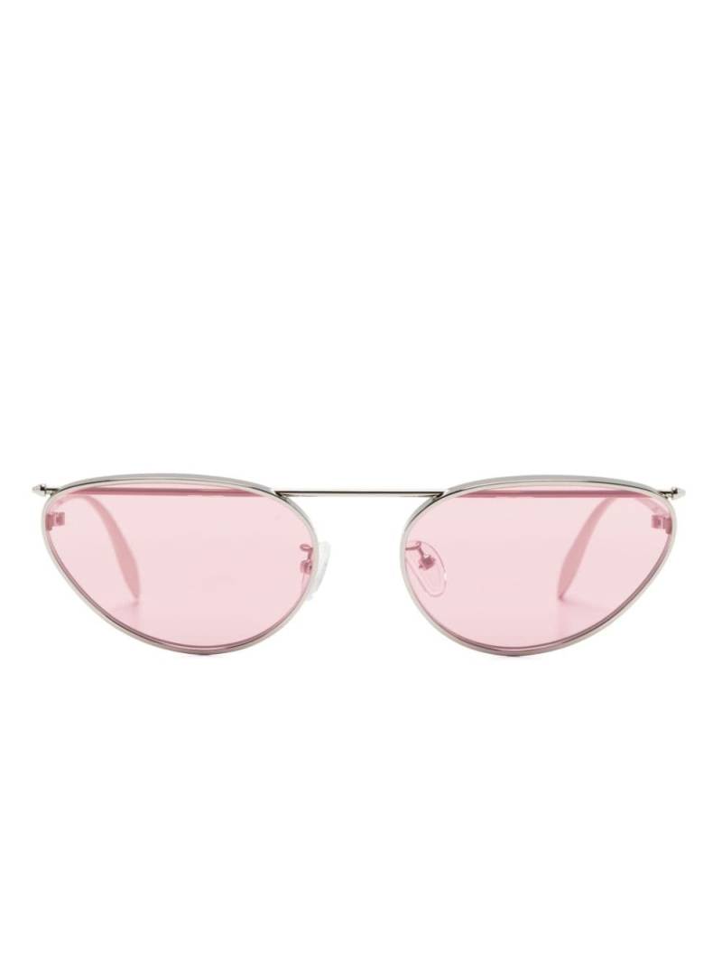 Alexander McQueen Eyewear piercing-detailing cat-eye sunglasses - Silver von Alexander McQueen Eyewear