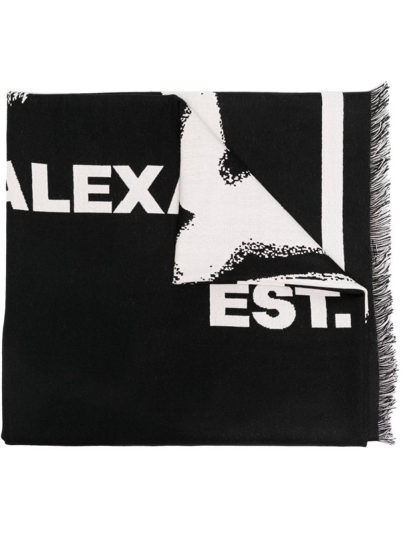 Alexander McQueen Graffiti logo oversized scarf - Black von Alexander McQueen