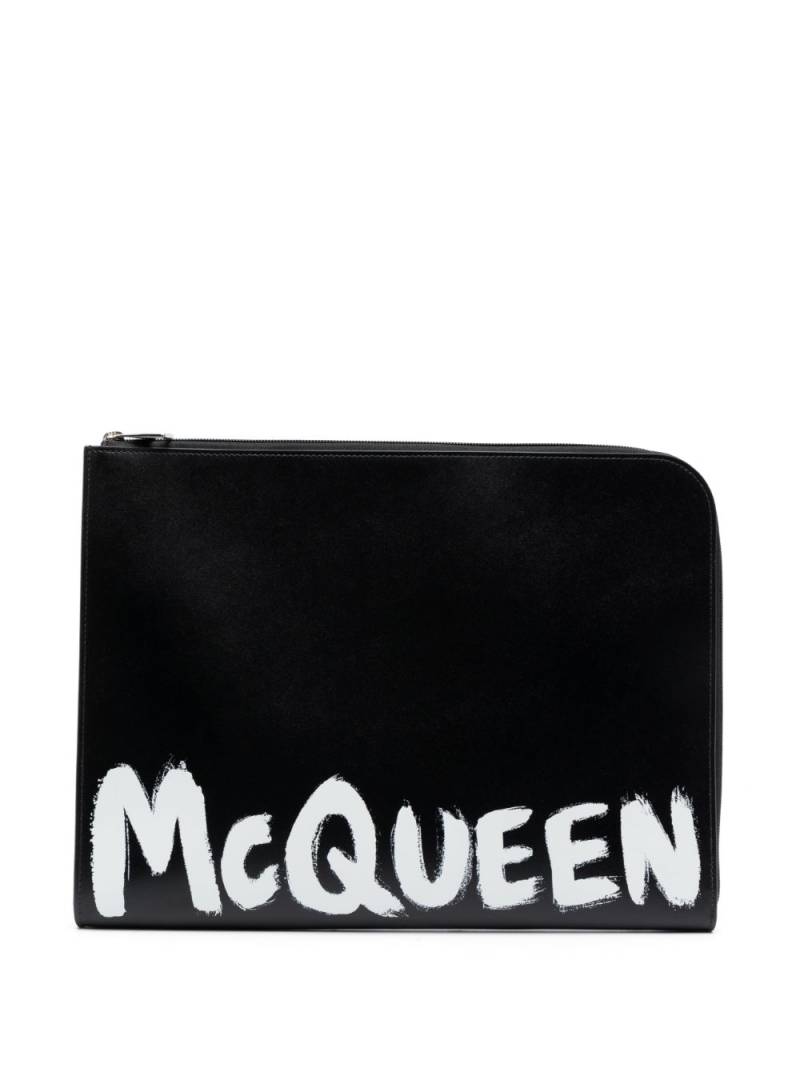 Alexander McQueen Graffiti logo-print clutch - Black von Alexander McQueen