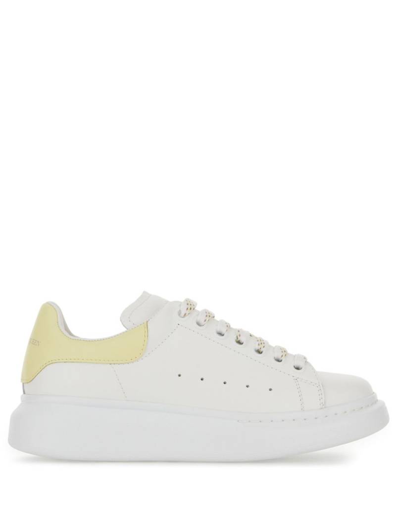 Alexander McQueen Oversized chunky low-top sneakers - White von Alexander McQueen