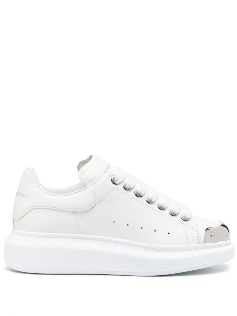 Alexander McQueen Oversized lace-up sneakers - White von Alexander McQueen