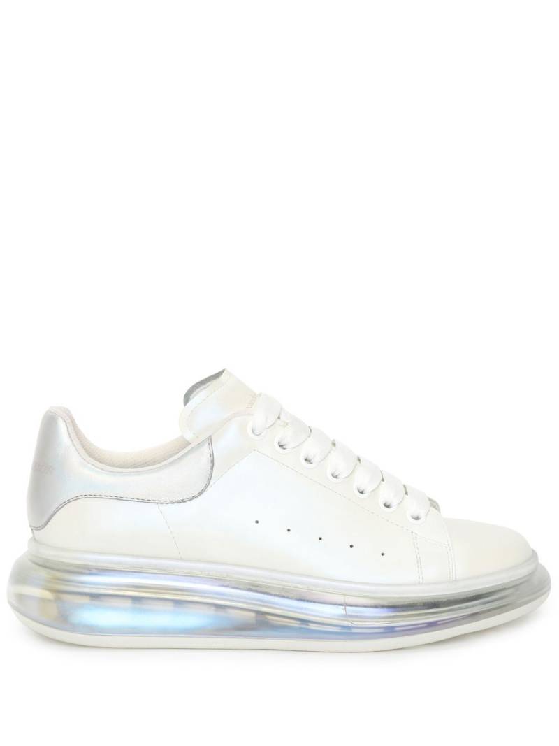 Alexander McQueen Oversized lace-up sneakers - White von Alexander McQueen