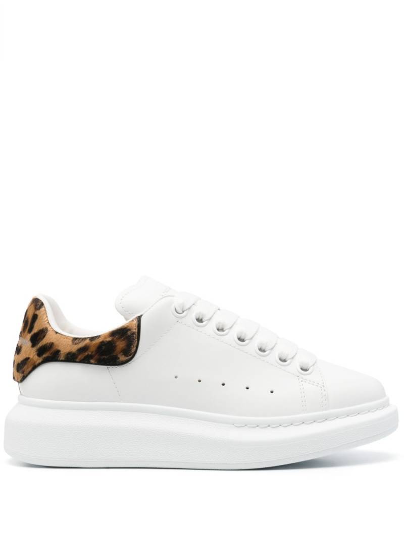 Alexander McQueen Oversized leather sneakers - White von Alexander McQueen