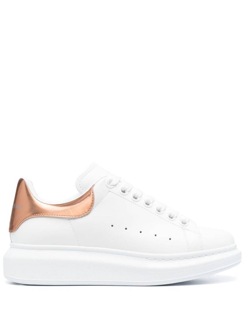 Alexander McQueen Oversized leather sneakers - White von Alexander McQueen