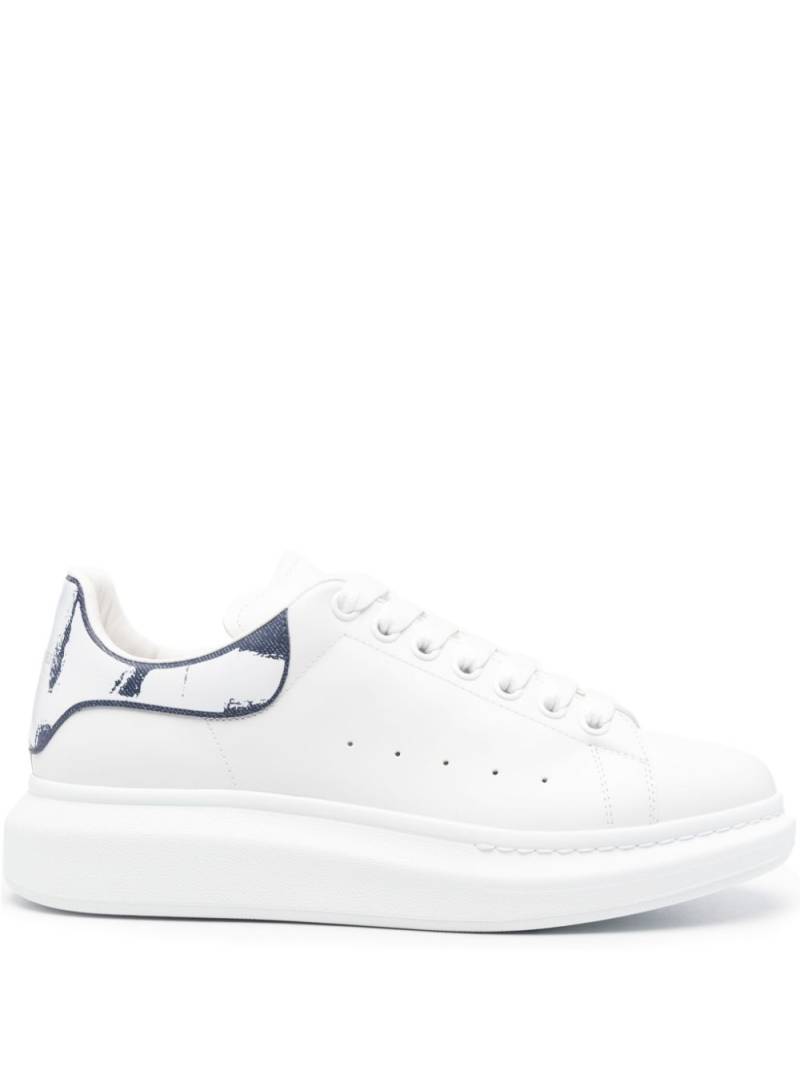 Alexander McQueen Oversized leather sneakers - White von Alexander McQueen