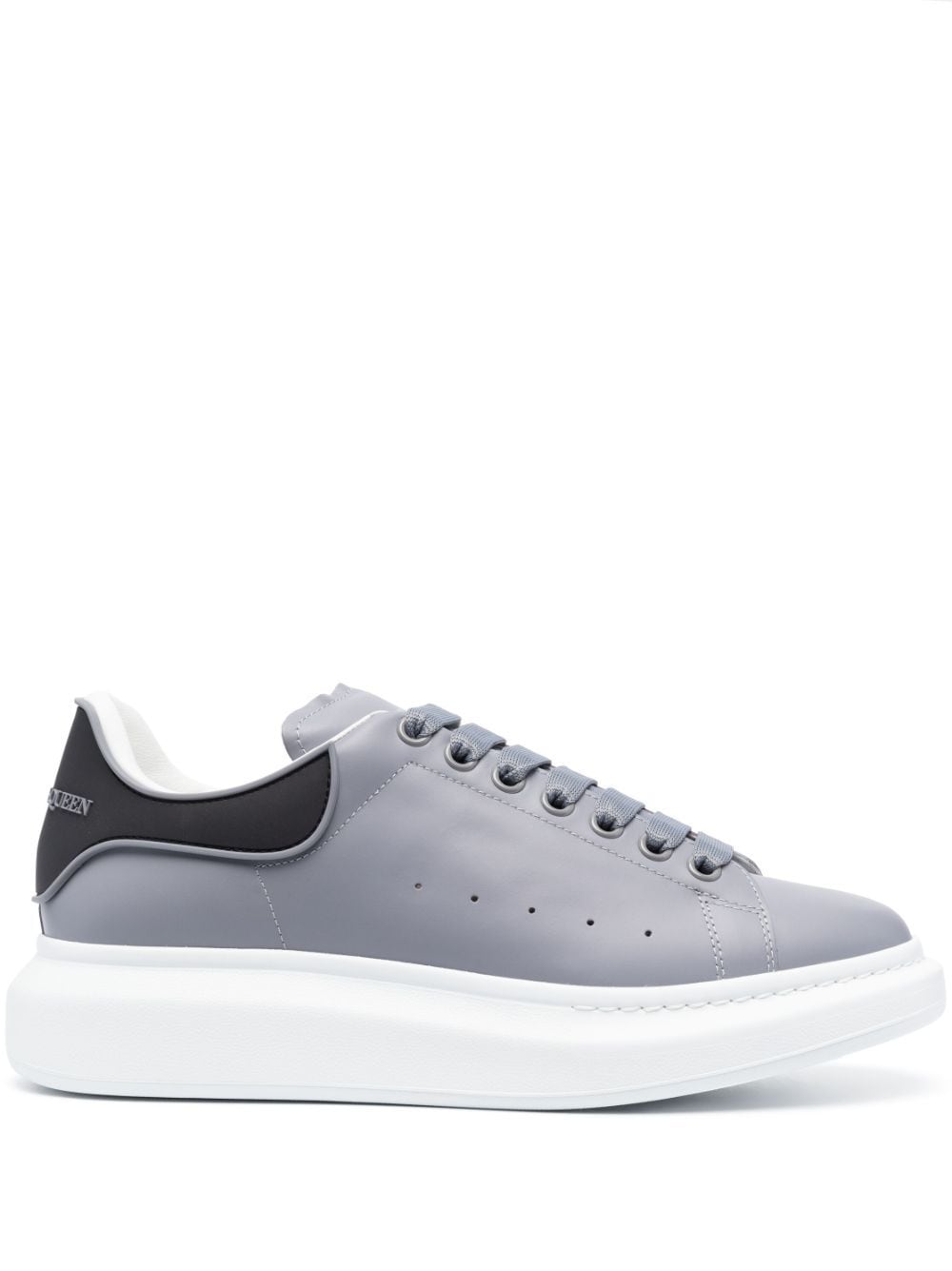 Alexander McQueen Oversized low-top sneakers - Grey von Alexander McQueen