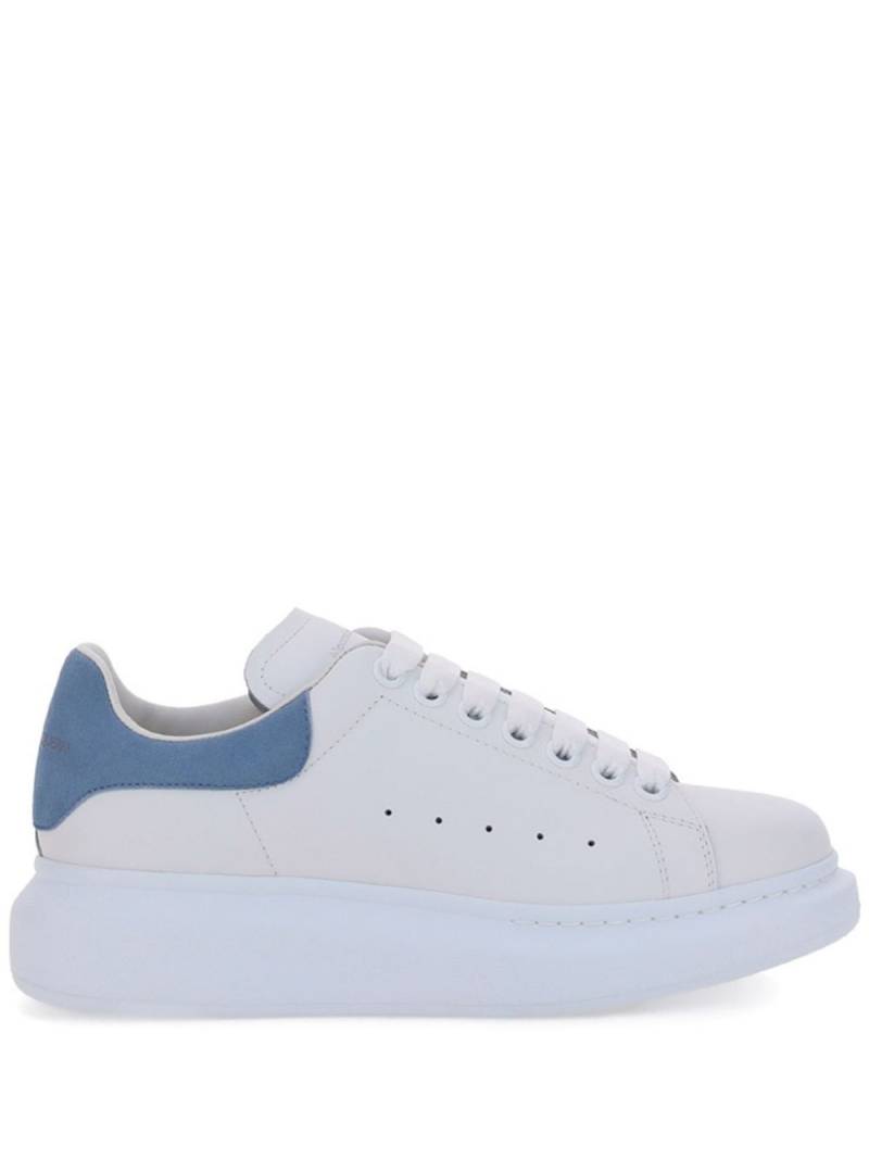 Alexander McQueen Oversized low-top sneakers - White von Alexander McQueen