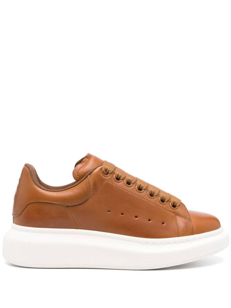 Alexander McQueen Oversized sneakers - Brown von Alexander McQueen