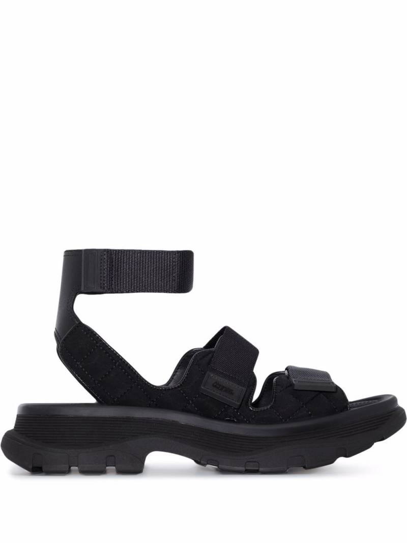 Alexander McQueen Tread flat sandals - Black von Alexander McQueen