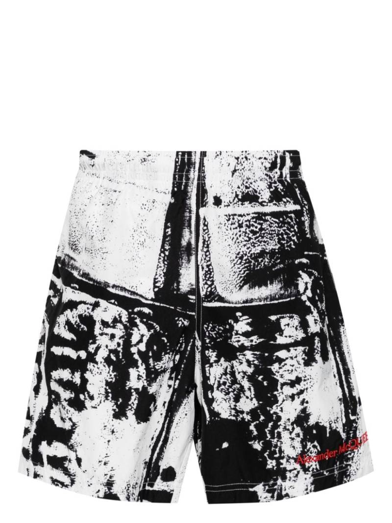 Alexander McQueen abstract-print swim shorts - White von Alexander McQueen