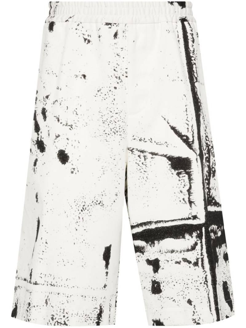 Alexander McQueen abstract-print twill shorts - White von Alexander McQueen