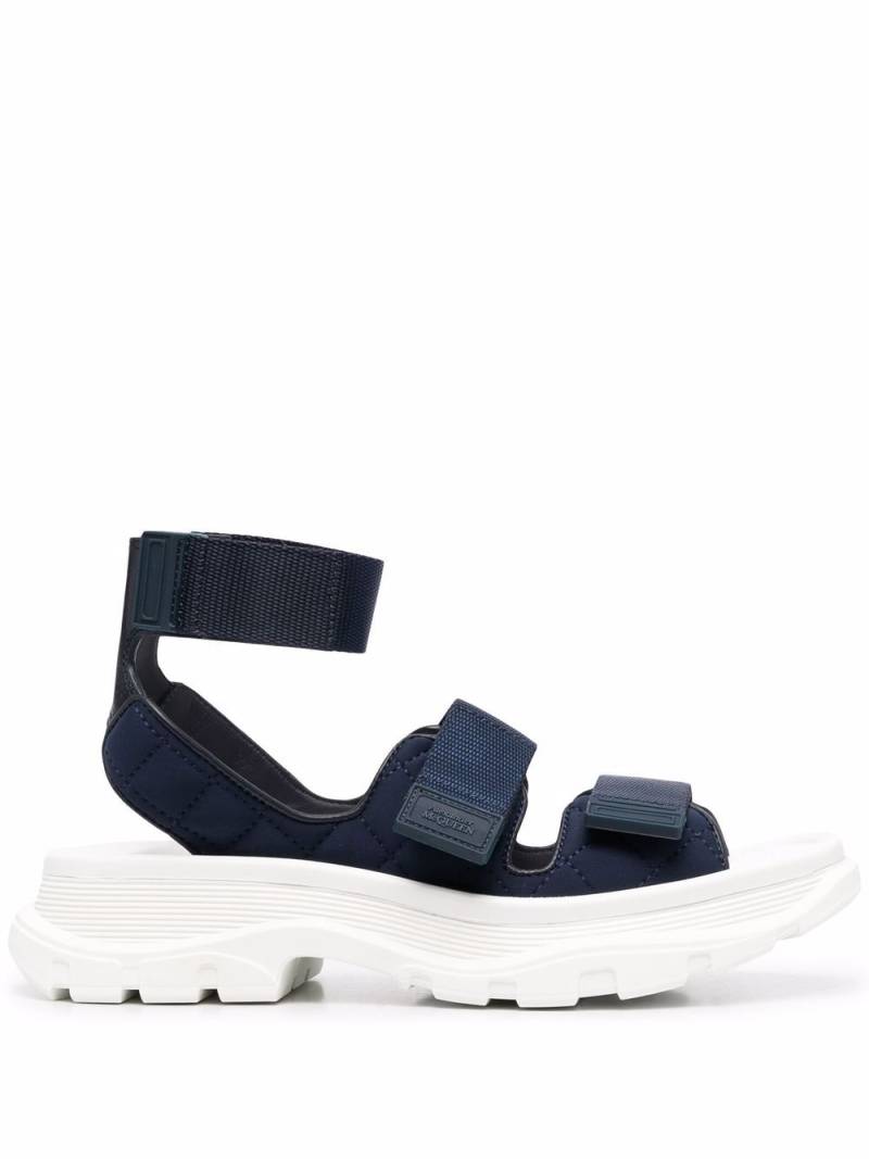 Alexander McQueen chunky touch-strap sandals - Blue von Alexander McQueen