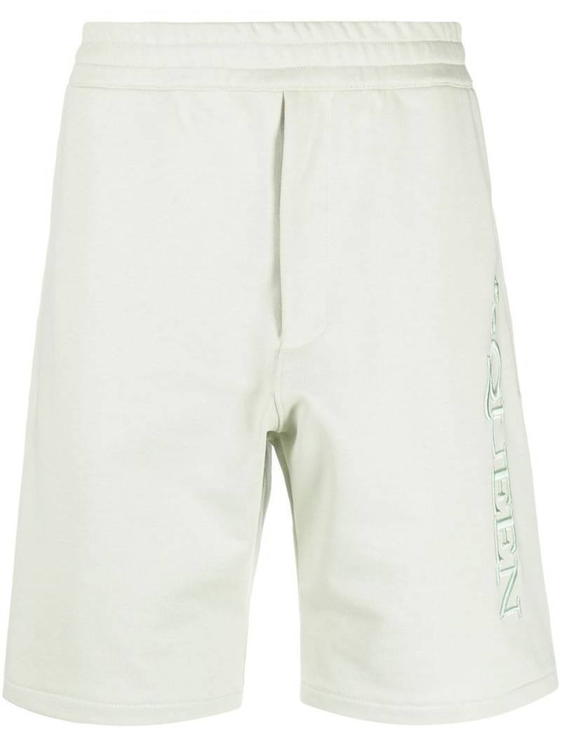 Alexander McQueen embroidered-logo bermuda shorts - Green von Alexander McQueen