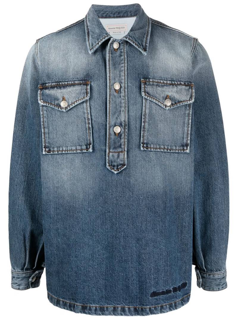 Alexander McQueen embroidered logo denim shirt - Blue von Alexander McQueen