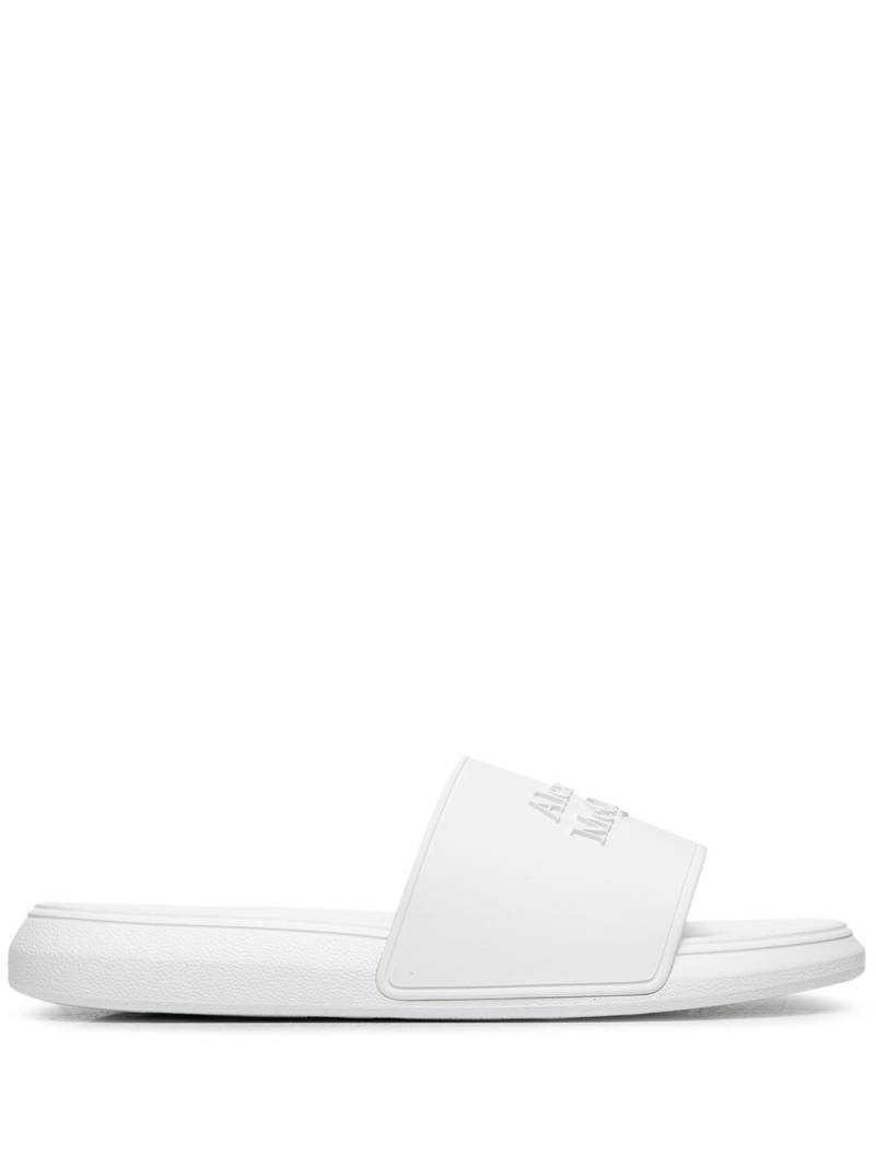 Alexander McQueen logo-embellished flat slides - White von Alexander McQueen