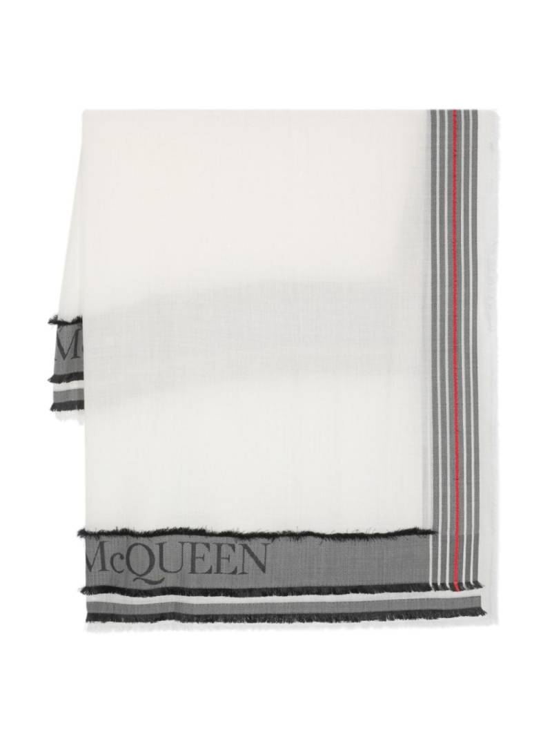 Alexander McQueen logo-intarsia frayed wool blend scarf - White von Alexander McQueen