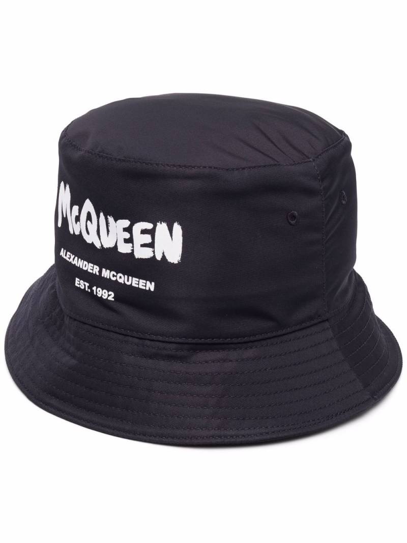 Alexander McQueen logo-print bucket hat - Blue von Alexander McQueen