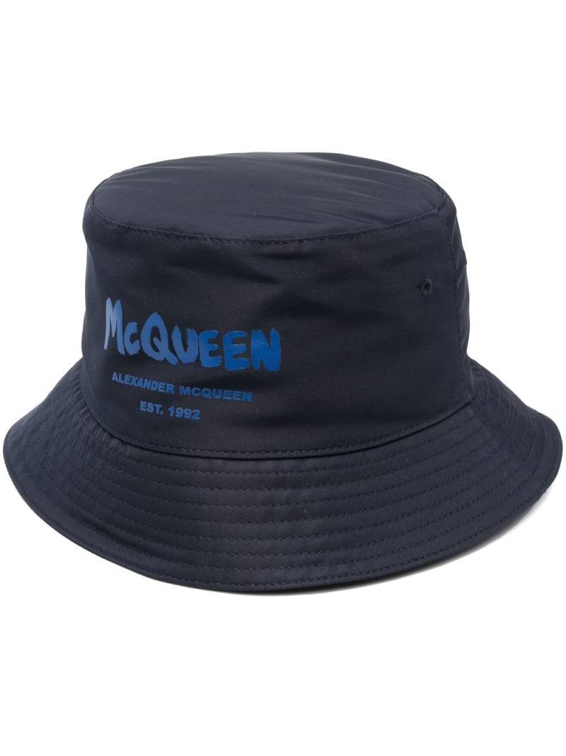 Alexander McQueen logo-print bucket hat - Blue von Alexander McQueen