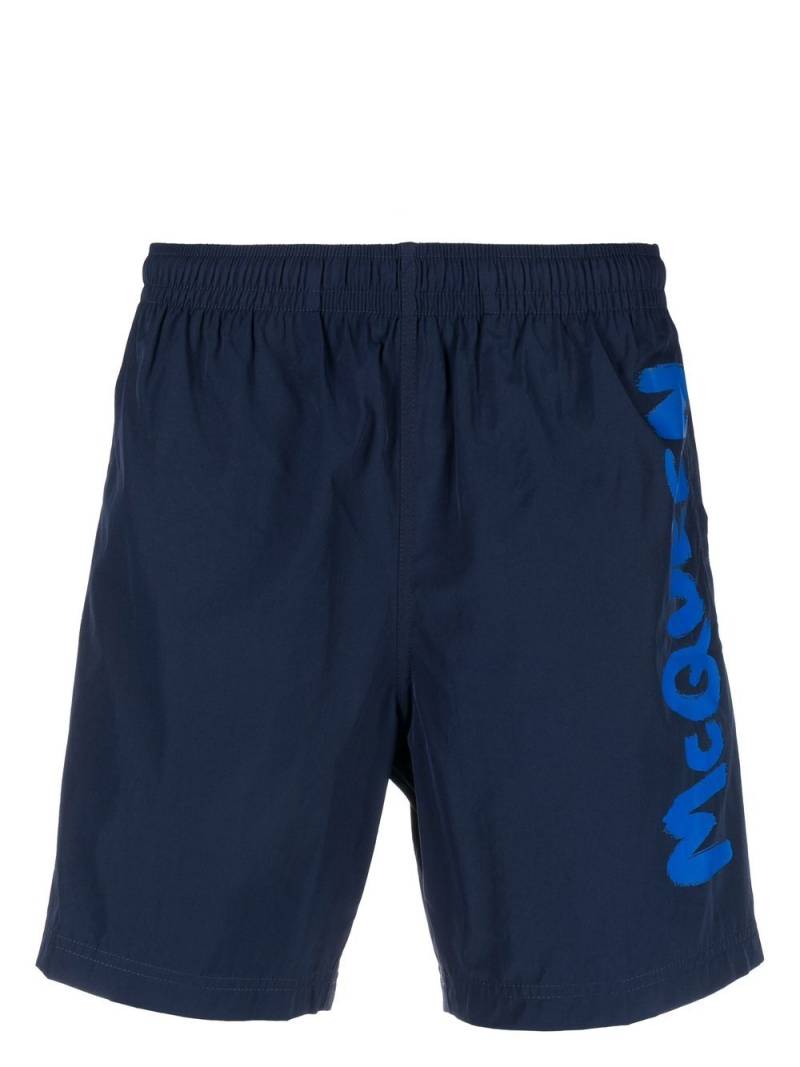 Alexander McQueen logo-print swim shorts - Blue von Alexander McQueen