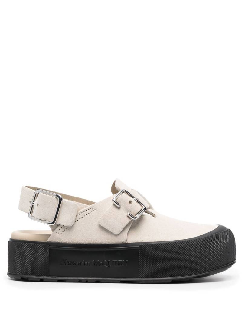 Alexander McQueen side buckle-fastening detail sandals - Neutrals von Alexander McQueen