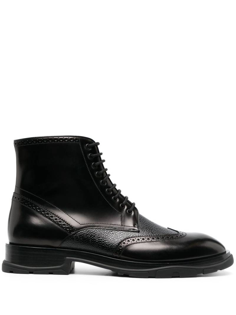 Alexander McQueen textured lace-up boots - Black von Alexander McQueen