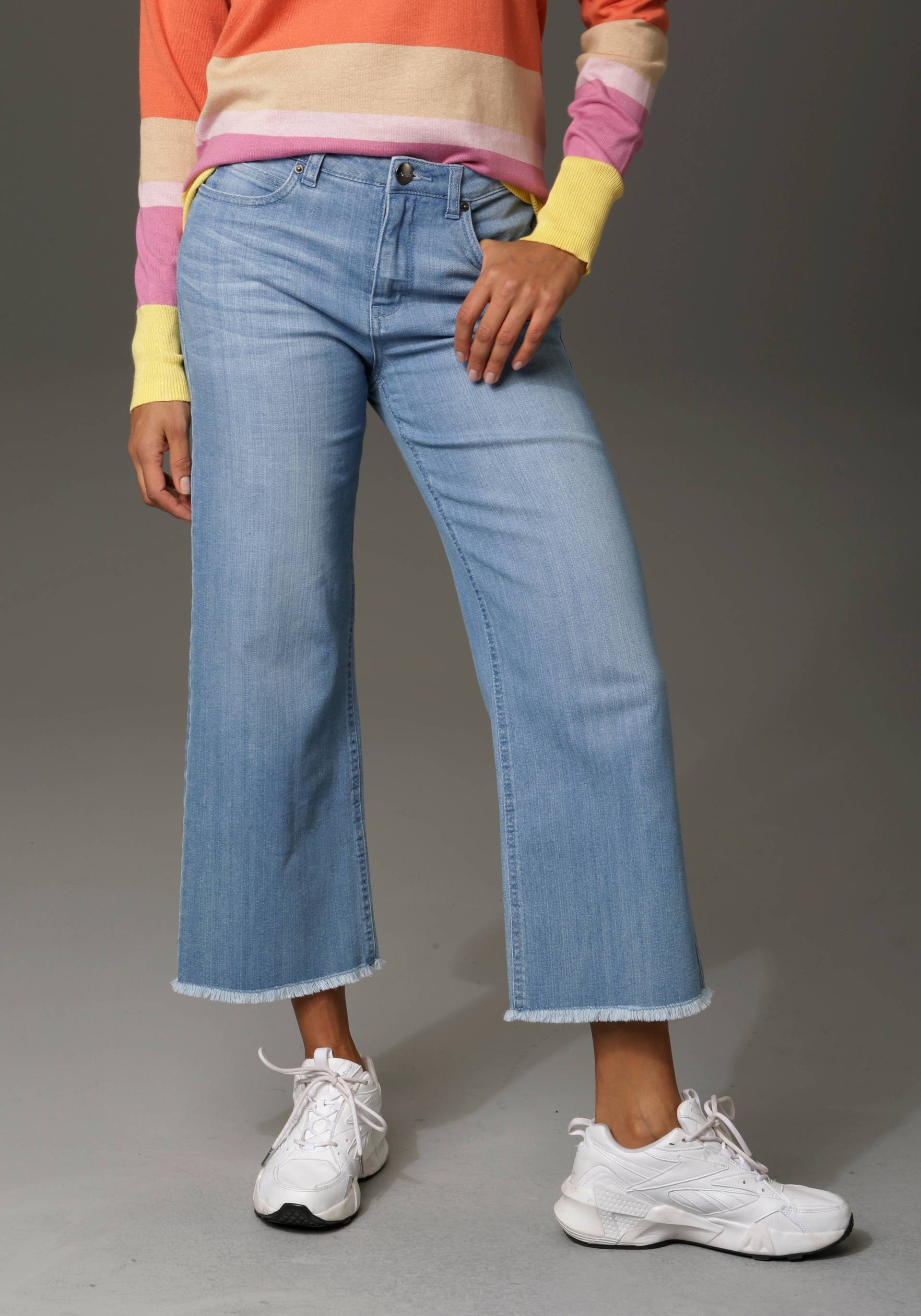 Aniston CASUAL 7/8-Jeans, mit leicht ausgefranstem Beinabschluss von Aniston CASUAL