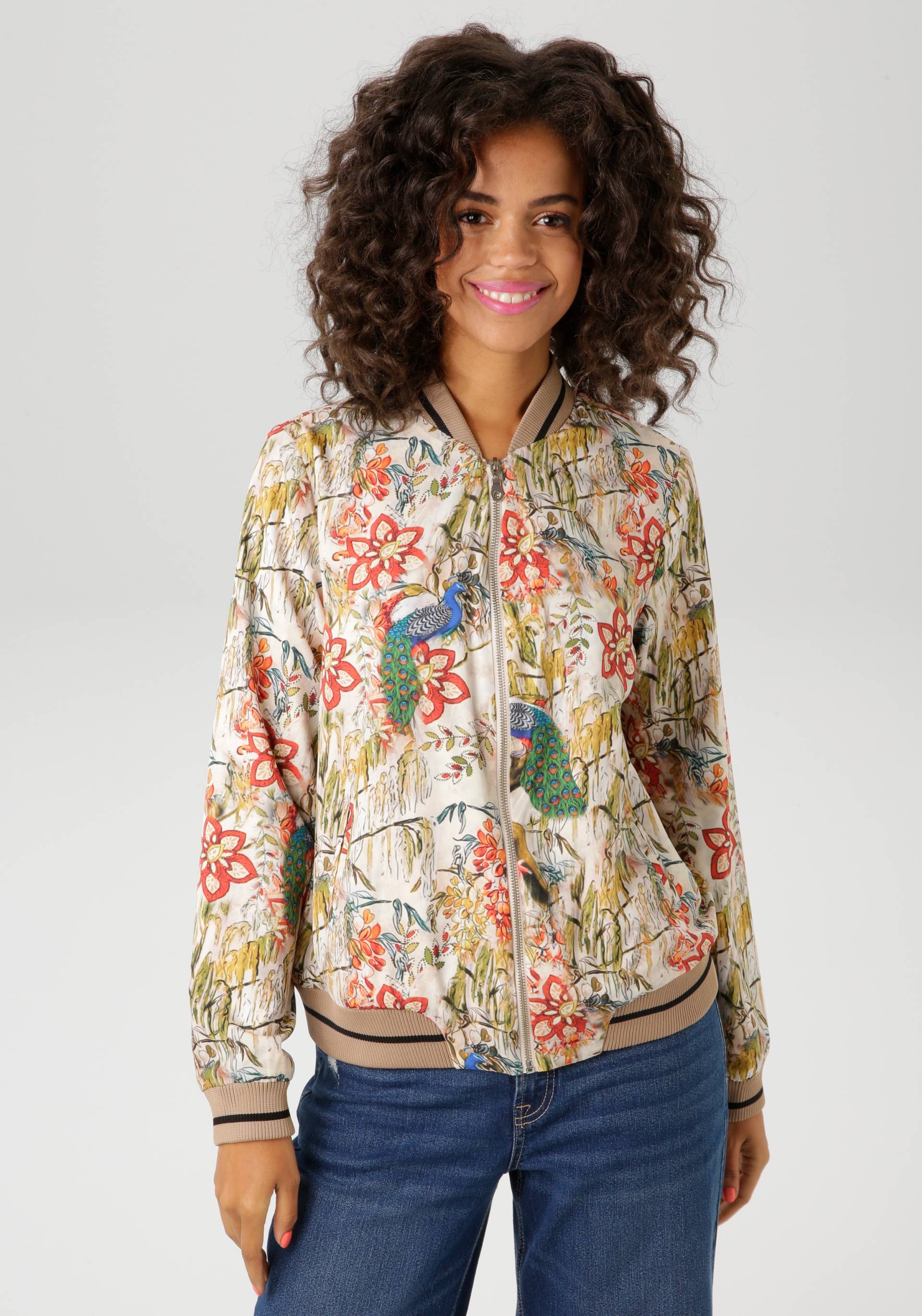 Aniston CASUAL Blouson, mit farbenfrohen Pfauen und Blumen bedruckt - NEUE KOLLEKTION von Aniston CASUAL