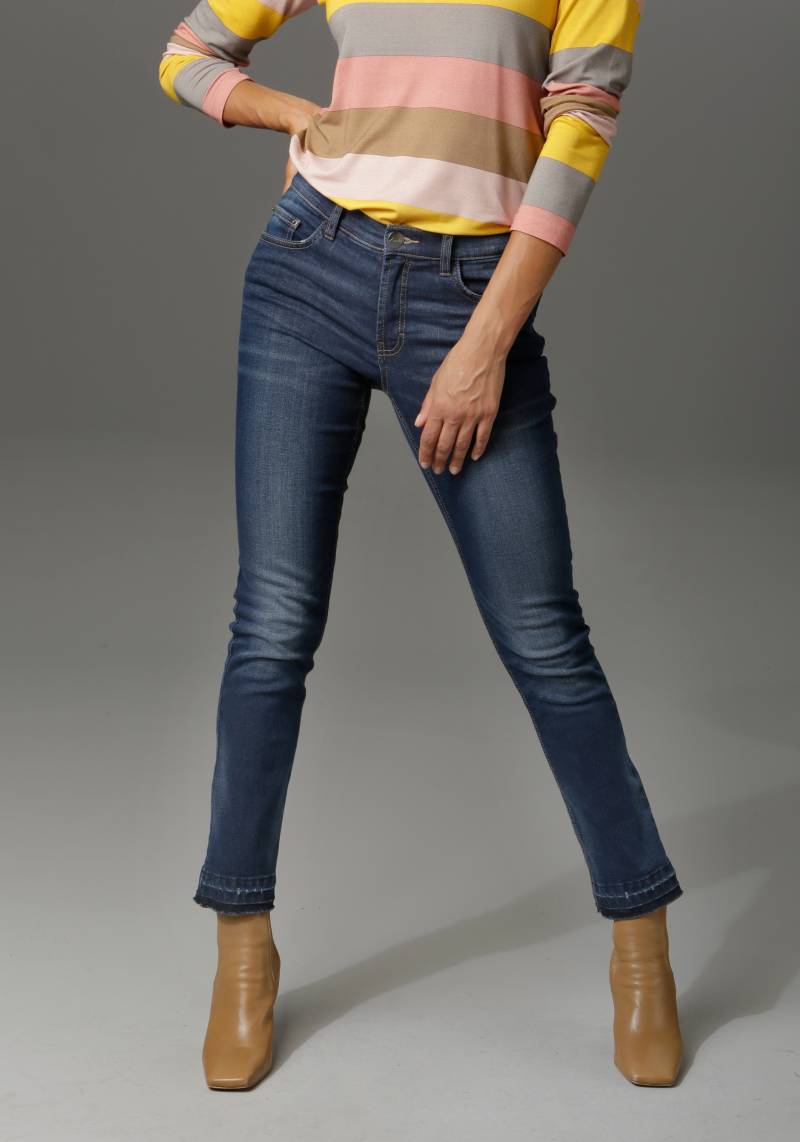 Aniston CASUAL Bootcut-Jeans, mit trendiger Waschung am leicht ausgefranstem Beinabschluss von Aniston CASUAL