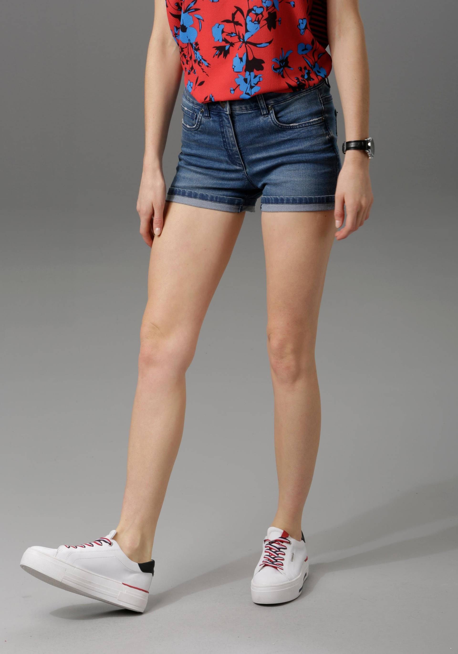 Aniston CASUAL Jeansshorts, mit leichten Abriebeffekte von Aniston CASUAL