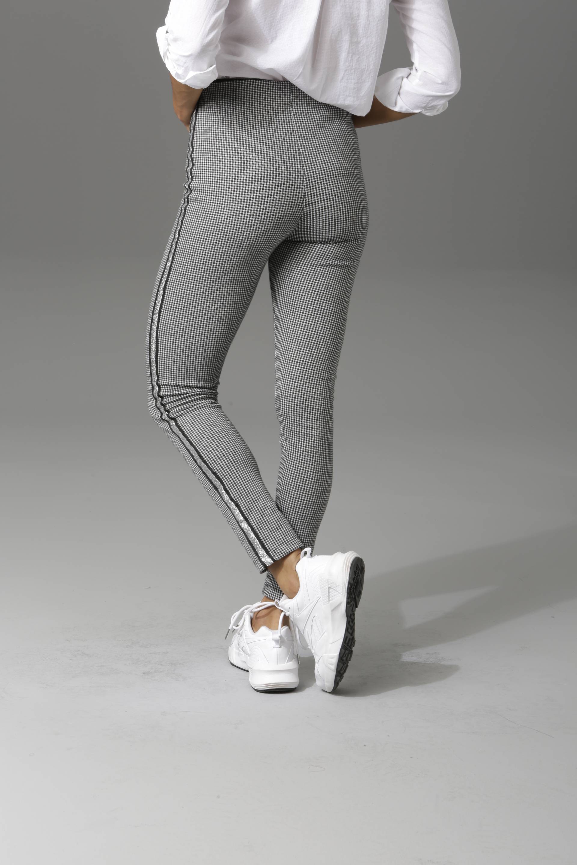 Aniston CASUAL Schlupfhose, mit glitzernden Galonstreifen Aniston CASUAL Schlupfhose, mit glitzernden Galonstreifen von Aniston CASUAL